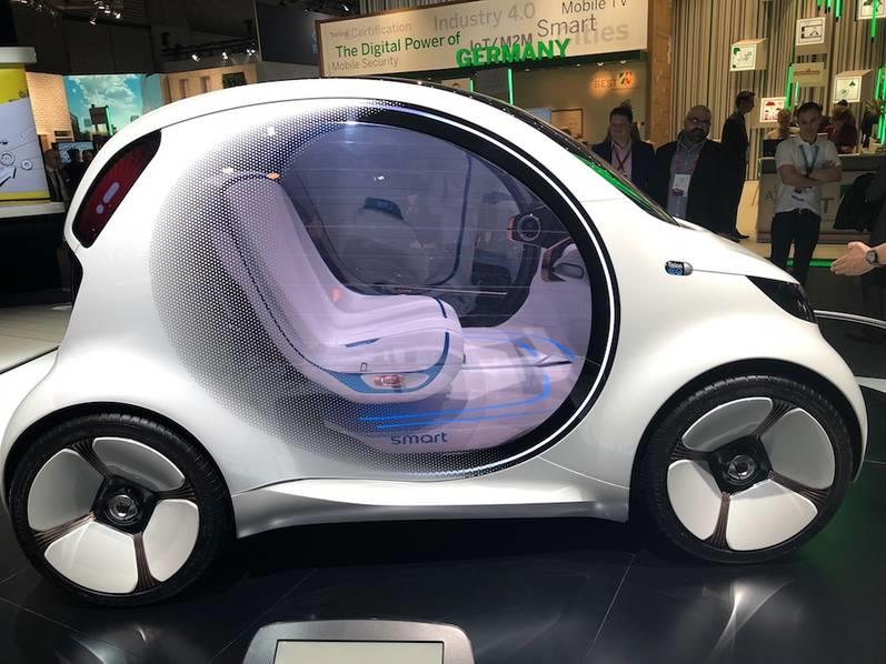 奔馳無(wú)人駕駛汽車(chē)：手機(jī)智能控制 車(chē)子主動(dòng)來(lái)接你