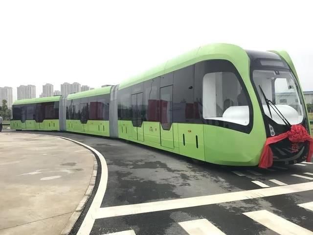 湖南現(xiàn)全球首輛智能列車，虛擬軌道無人駕駛，美國花500億拜師